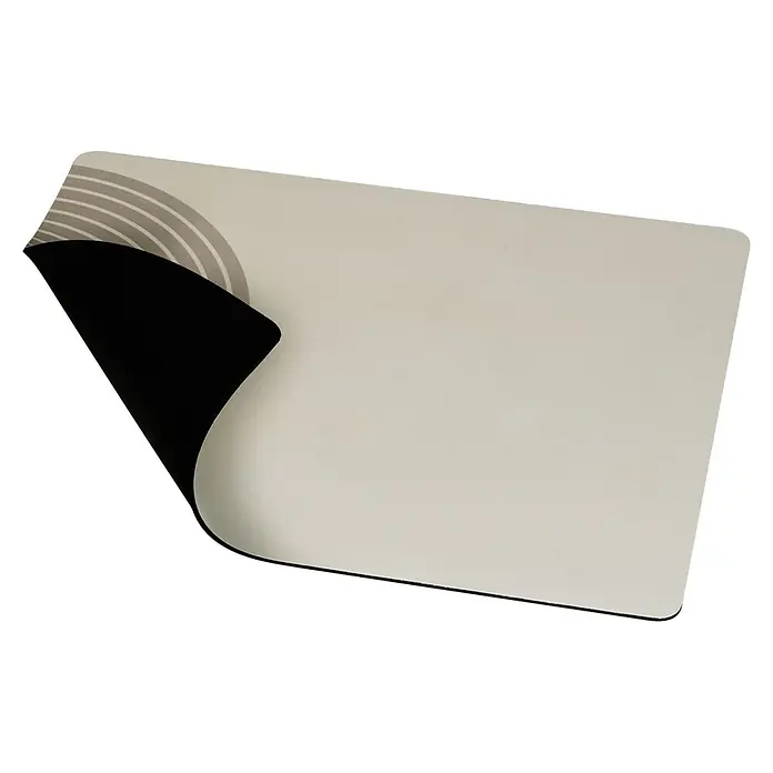 Wenko Abtropfmatte Dima - 70 x 70 mm, Beige - Hellfarbige rechteckige Matte mit schwarzer Unterseite, eine Ecke hochgeklappt zeigt ein dezentes Muster.