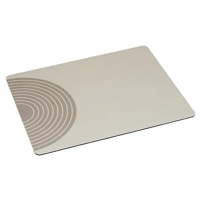 Wenko Abtropfmatte Dima - 70 x 70 mm, Beige - Hellbeige rechteckige Tischunterlage mit abgerundeten Ecken und konzentrischem Bogenmuster links, mit dünnem schwarzem Rand.