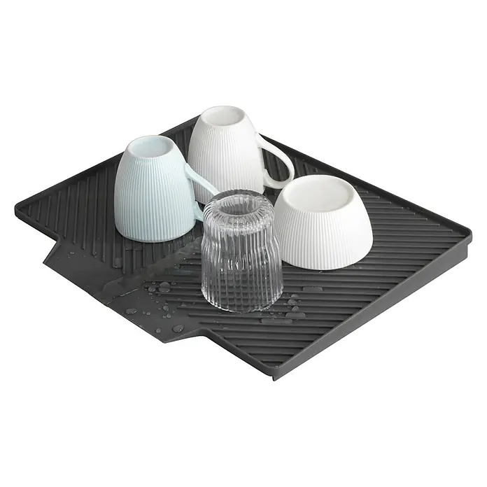 Wenko Abtropfmatte Nelia - 430 x 340 mm, Grau - Dunkelgraue Abtropfmatte aus Silikon mit einer blauen Tasse, zwei weißen Tassen und einem klaren Glas, alle kopfüber und nass.