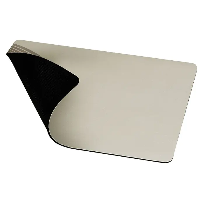 Wenko Abtropfmatte Dima - 60 x 60 mm, Beige - Helle beigefarbene Matte mit schwarzer Unterseite, teilweise gekräuselt, zeigt Textur und abgerundete Ecken.
