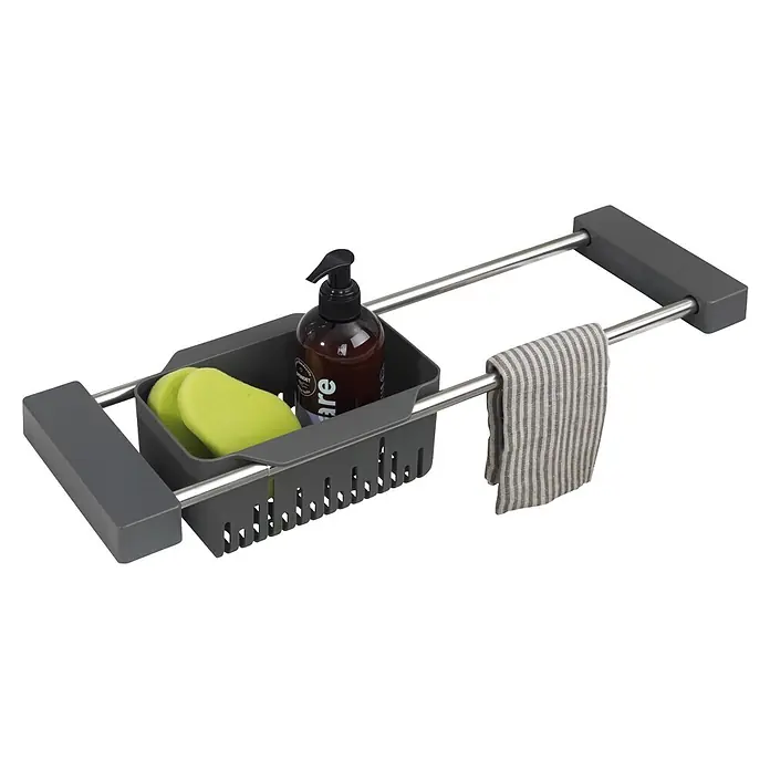 Wenko Spülbecken-Organizer - L x B x H: 14 x 43,5 x 8 cm, Grau - Grauer Spülbecken-Caddy mit zwei grünen Schwämmen, einem dunklen Seifenspender und einem gestreiften Handtuch an einer Metallstange.
