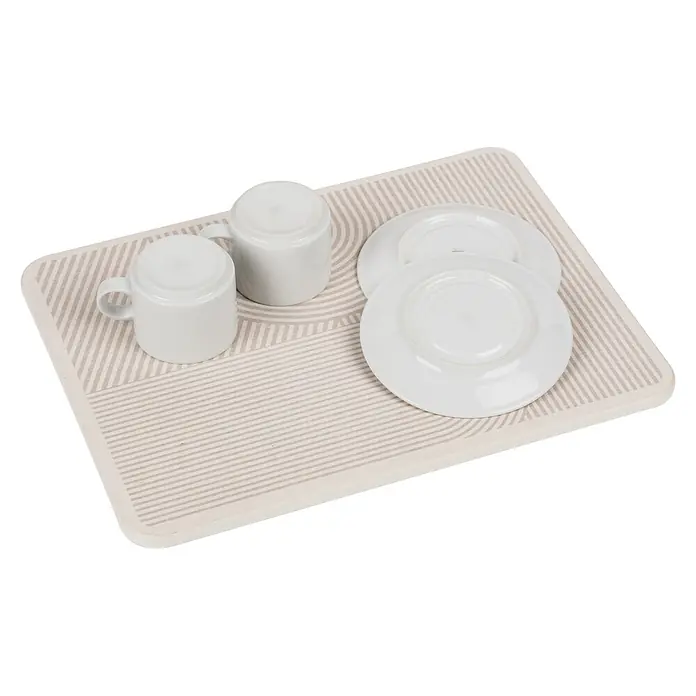 Wenko Abtropfmatte - 410 x 20 mm, Beige - Zwei weiße Keramiktassen und zwei weiße Teller trocknen auf einer beige-weiß gestreiften Matte.