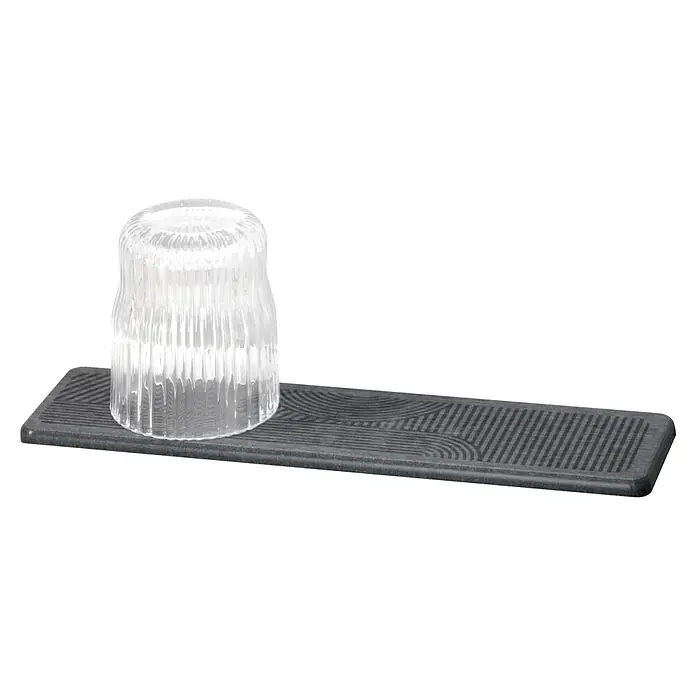 Wenko Abtropfmatte - 300 x 80 mm, Grau - Klares, geriffeltes Trinkglas auf einem dunkelgrauen, strukturierten rechteckigen Tablett.