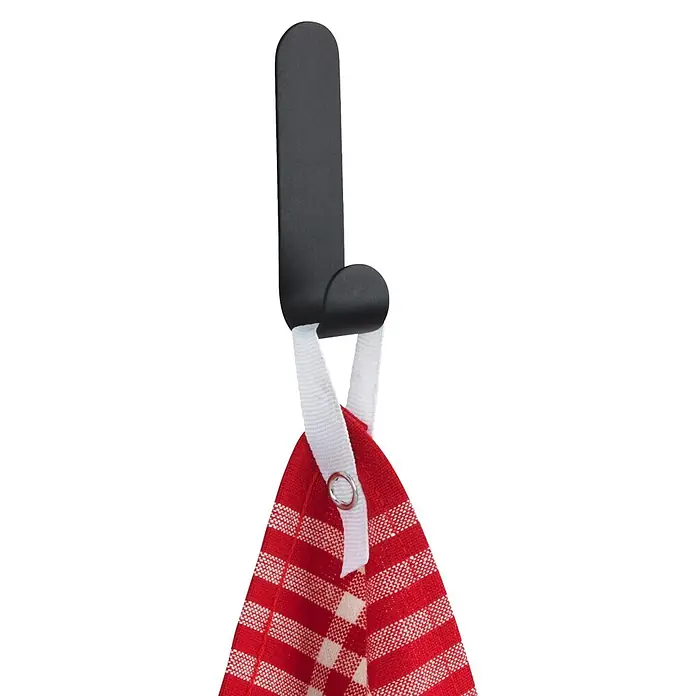 Wenko Wandhaken - L x H: 155 x 37 mm - Schwarzer Haken hält ein rot-weiß kariertes Handtuch an einer weißen Schlaufe.