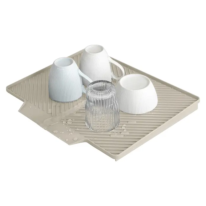 Wenko Abtropfmatte Nelia - 430 x 340 mm, Beige - Beigefarbene Abtropfmatte mit Rillen, auf der drei Tassen und ein Glas zum Trocknen stehen.