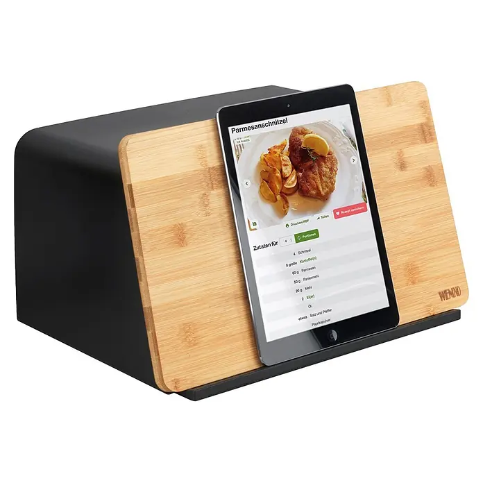 Wenko Brotkasten - Schwarz - Schwarzer und Bambus Tablet-Ständer, der ein Tablet mit einem Parmesanschnitzel-Rezept hält.