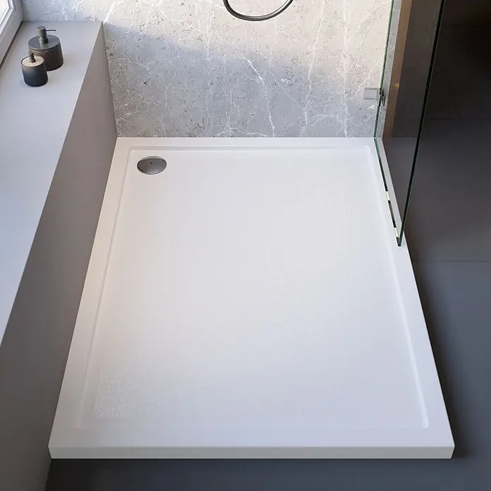 Interpromo Duschwannen-Set Adria 120 x 90 Antirutsch Duschwanne mit Fußgestell - L x B: 120 x 90 cm, Sonstiges, Weiß, Standfüße, Rutschsicherheitsklasse C - Eine weiße, rechteckige Duschwanne mit texturierter Oberfläche und mittigem Abfluss, in einem modernen Bad installiert.