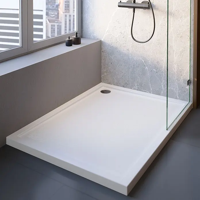 Interpromo Duschwannen-Set Adria 120 x 90 Antirutsch Duschwanne mit Fußgestell - L x B: 120 x 90 cm, Sonstiges, Weiß, Standfüße, Rutschsicherheitsklasse C - Weißes, rechteckiges Duschbecken mit texturierter Oberfläche in einem modernen Bad. Duschkopf und Glaswand sichtbar.