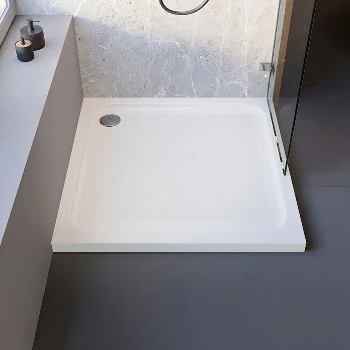 Interpromo Duschwannen-Set Adria 80 x 80 Antirutsch Duschwanne mit Fußgestell - L x B: 80 x 80 cm, Sonstiges, Weiß, Standfüße, Rutschsicherheitsklasse C - Weißes rechteckiges Duschbecken mit silbernem Abfluss, in einer modernen Duschumgebung installiert.