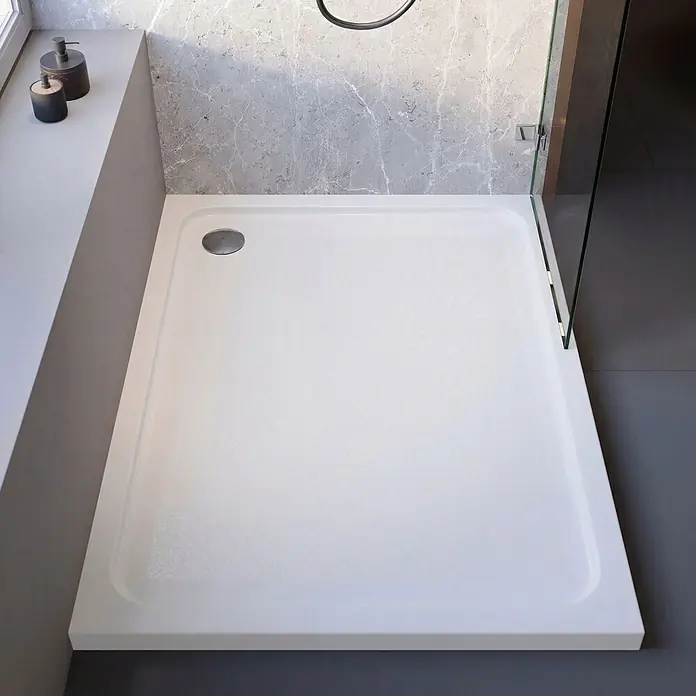 Interpromo Duschwannen-Set Adria 100 x 80 Antirutsch Duschwanne mit Fußgestell - L x B: 100 x 80 cm, Sonstiges, Weiß, Standfüße, Rutschsicherheitsklasse C - Weißes, rechteckiges Duschbecken mit strukturierter Oberfläche und zentralem Abfluss, installiert in einem modernen Bad mit Glasduschkabine.
