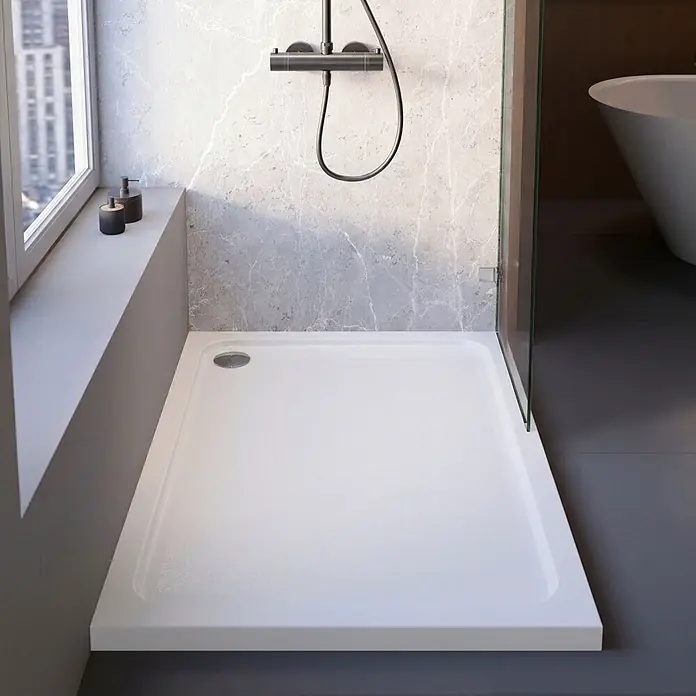 Interpromo Duschwannen-Set Adria 100 x 80 Antirutsch Duschwanne mit Fußgestell - L x B: 100 x 80 cm, Sonstiges, Weiß, Standfüße, Rutschsicherheitsklasse C - Weißes rechteckiges Duschbecken mit matter Oberfläche, installiert in einem modernen Badezimmer mit Fenster.