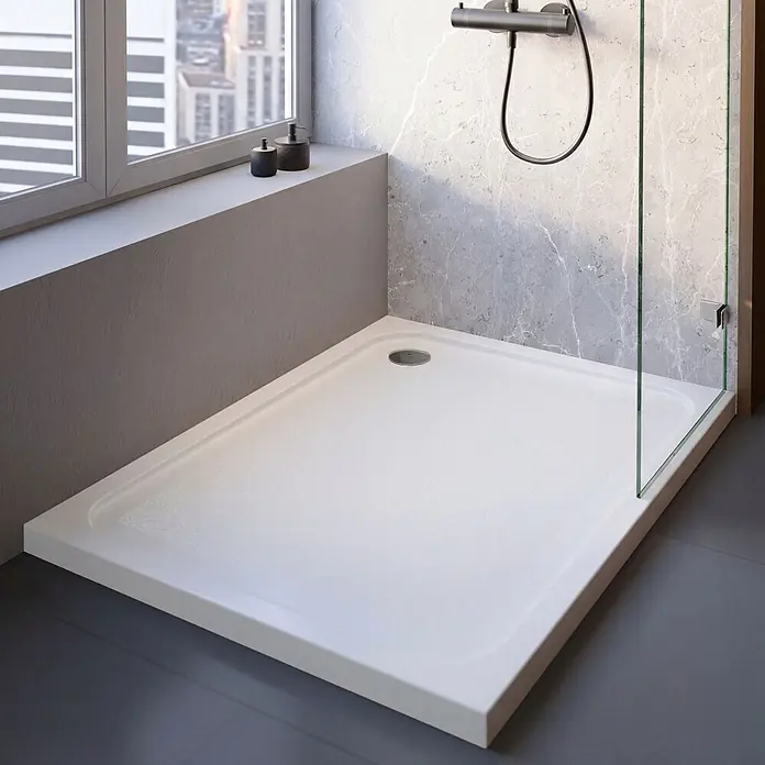 Interpromo Duschwannen-Set Adria 100 x 80 Antirutsch Duschwanne mit Fußgestell - L x B: 100 x 80 cm, Sonstiges, Weiß, Standfüße, Rutschsicherheitsklasse C - Weiße texturierte Duschwanne mit Abfluss in einer modernen begehbaren Dusche mit Glaswand.
