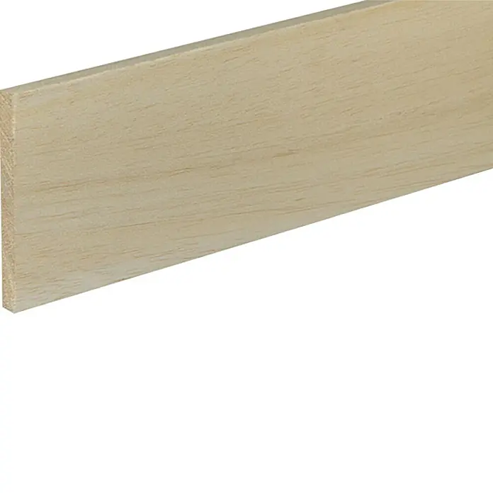 Profiles and more Rechteckleiste - 100 cm x 100 mm x 10 mm, Balsaholz - Nahaufnahme eines hellen Holzleiste, ideal für Modellbau und Bastelprojekte. Perfekt für feine Arbeiten und detaillierte Konstruktionen.