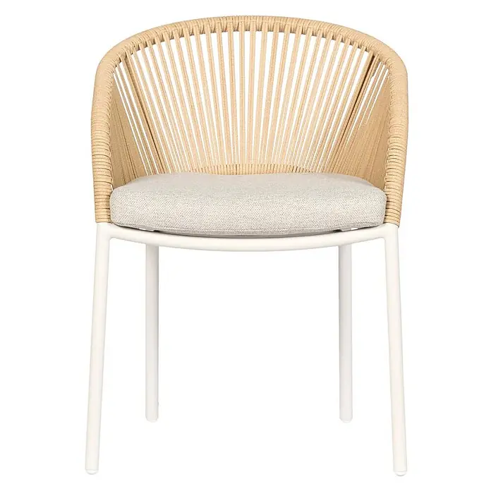 Ebuy24 Gartenstuhl Marina - 1 Stk., Aluminium, Polyester, Rattan, Natur, B x T x H: 57 x 64 x 76 cm - Moderner Esszimmerstuhl mit hellbraunem Geflecht an Rückenlehne/Armlehnen, hellgrauem Kissen und weißen Metallbeinen.