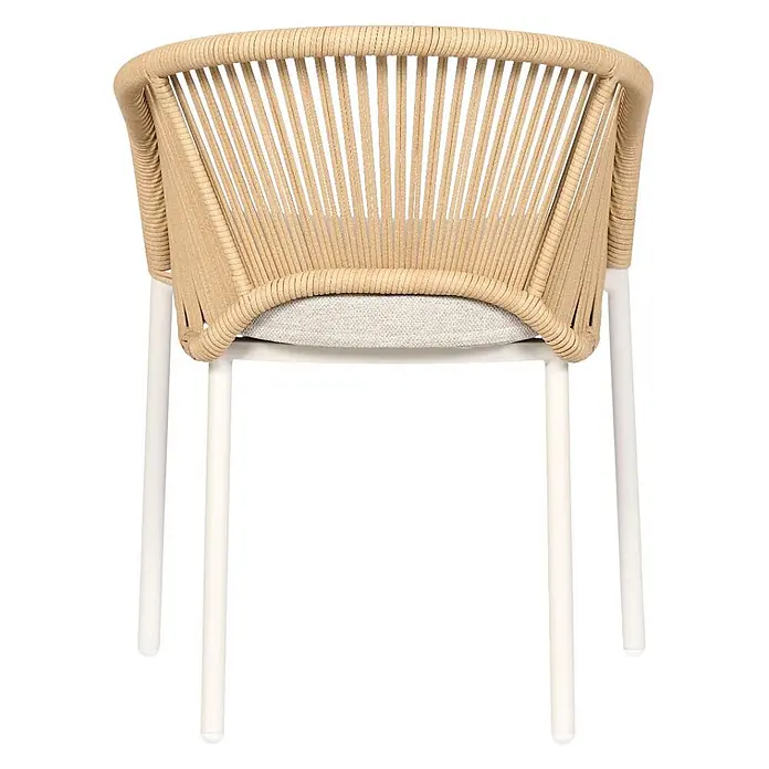 Ebuy24 Gartenstuhl Marina - 1 Stk., Aluminium, Polyester, Rattan, Natur, B x T x H: 57 x 64 x 76 cm - Rückansicht eines beigefarbenen geflochtenen Stuhls mit hellgrauem Kissen und weißen Metallbeinen.