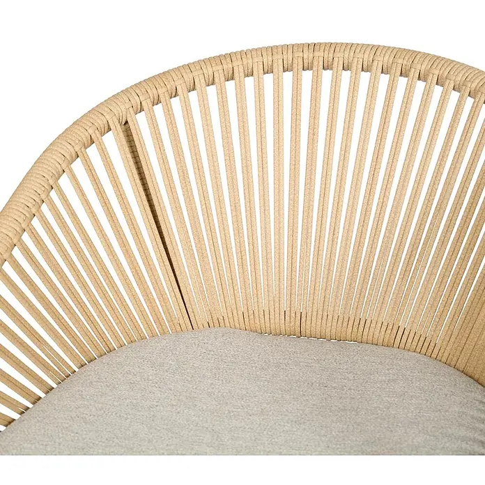 Ebuy24 Gartenstuhl Marina - 1 Stk., Aluminium, Polyester, Rattan, Natur, B x T x H: 57 x 64 x 76 cm - Nahaufnahme eines Stuhls mit hellbrauner, geflochtener Rückenlehne und hellgrauem Stoffsitzkissen.