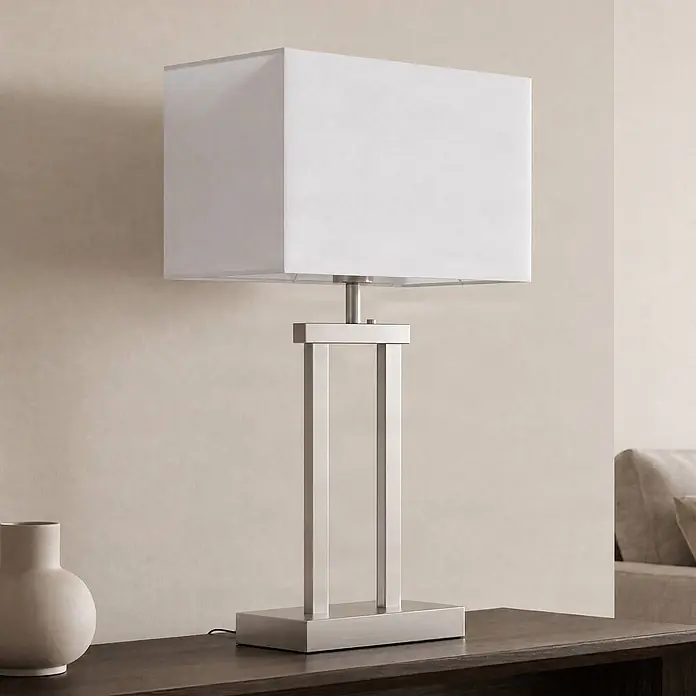Lindby LED Tischlampe dimmbar, Tischleuchte Stoffschirm weiß -  - Tischlampe mit rechteckigem weißen Schirm und gebürstetem silbernem Metallsockel und -gestell auf einem dunklen Holztisch.