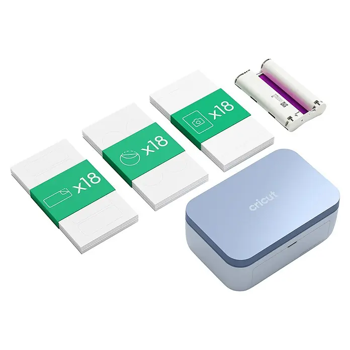 Cricut Drucker Stickerpix Print Essential-Bundle - Pastellblau, 19,8 x 8,9 x 12,7 cm - Hellblaue Cricut-Maschine, weiße UV-Lampe und drei Pakete mit 18 weißen Aufkleberbögen mit Symbolen.