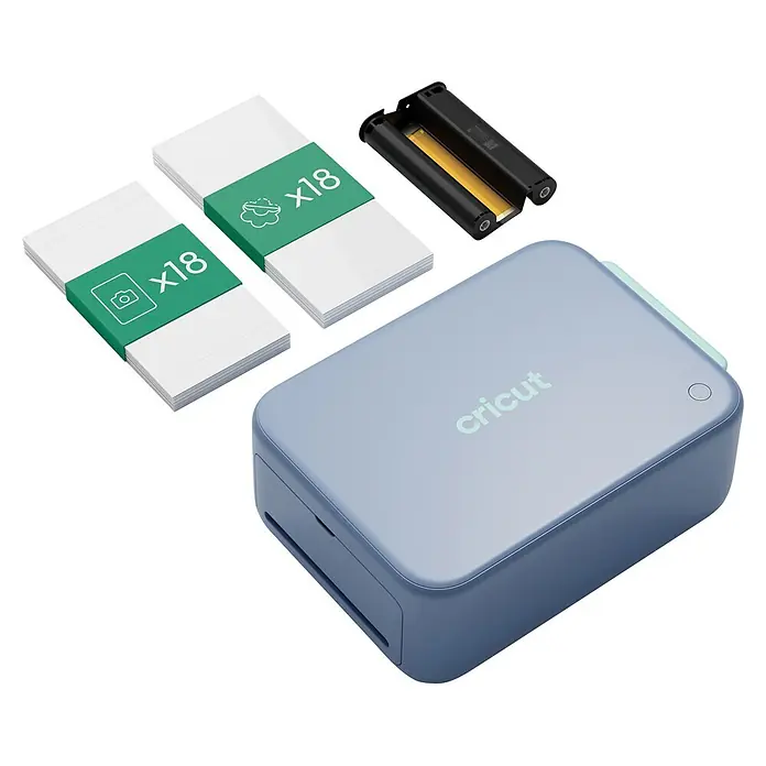 Cricut Drucker Stickerpix Print & Cut Essential-Bundle - Pastellblau, 28,7 x 20,3 x 10,4 cm - Hellblaue Cricut Bastelmaschine, zwei Kartenstapel für Projekte und eine schwarze Stiftpatrone.