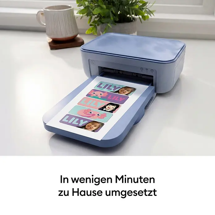 Cricut Drucker Stickerpix Print Essential-Bundle - Pastellblau, 19,8 x 8,9 x 12,7 cm - Hellblauer Drucker, der personalisierte „LILY“-Etiketten mit Gesichtern druckt.