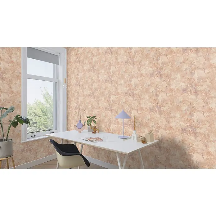 Rasch #followusaround Vliestapete - Terrakotta, Sonstiges, 10,05 x 0,53 m - Strukturiertes Vliestapete in Pfirsich- und Lilatönen an einer Wand im Home-Office.