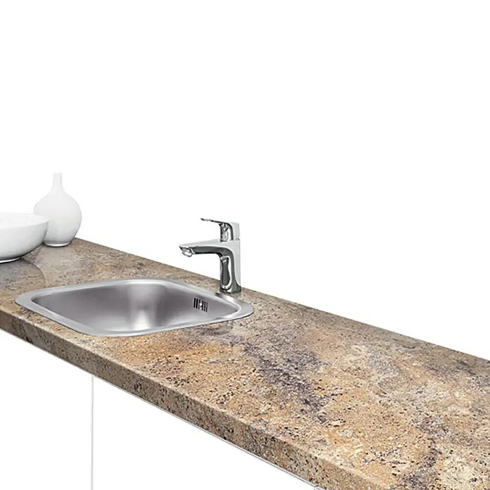 Resopal Premium Encimera de cocina al corte - Granito Zaragoza, Espesor: 3,8 cm, Ancho: 60 cm - Primer plano de un fregadero con grifo sobre una encimera, mostrando un diseño de cocina moderna.