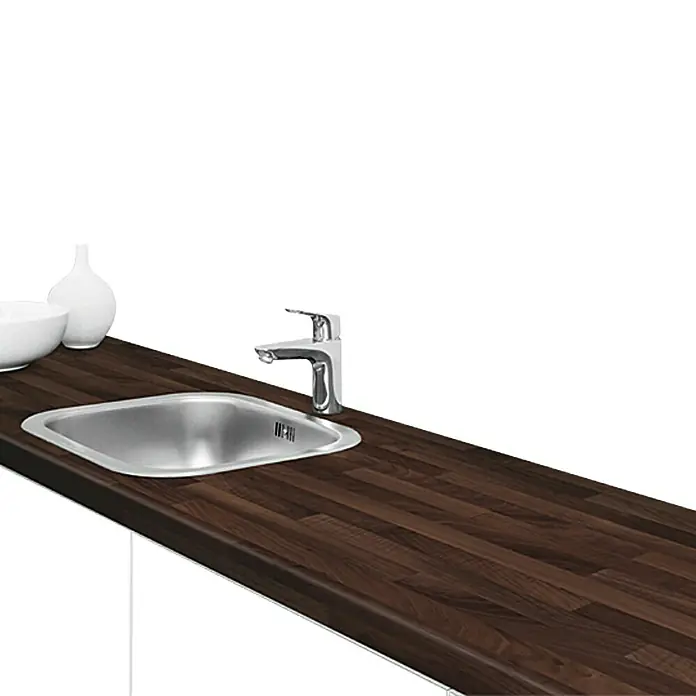 Resopal Basic Küchenarbeitsplatte nach Maß - Block Board Nero, Stärke: 3,8 cm, Breite: 60 cm - Spüle und Armatur auf einer dunklen Holzarbeitsplatte. Elegantes Design für die moderne Küche mit Spüle und Armatur im Fokus.