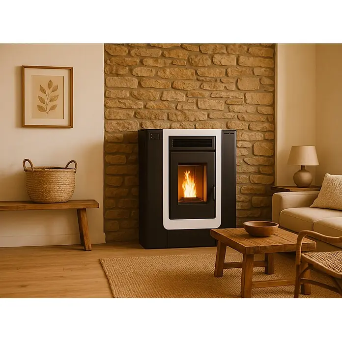 Estufa de pellets Pasillo 10 - 9,28 kW - 11,5 kW, Volumen de calefacción: 188 m³, 0,92 kg/h - 1,8 kg/h, Bianco/Negro - Estufa de pellets negra moderna con marco blanco y fuego encendido, instalada contra una pared de piedra en un salón acogedor.