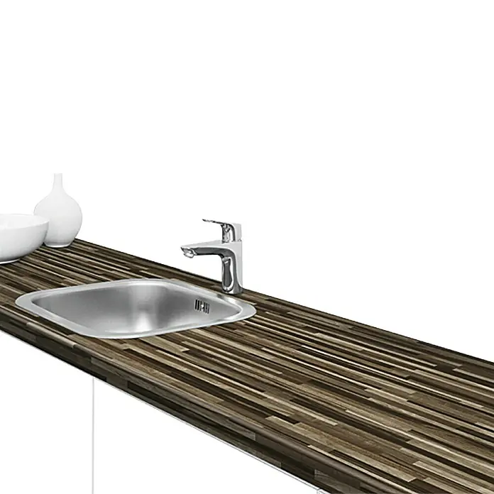 Resopal Basic Encimera de cocina al corte - Bluster Block, Espesor: 3,8 cm, Ancho: 60 cm - Imagen de un fregadero de acero inoxidable con grifo sobre una encimera con textura de madera, junto a un jarrón y un bol.
