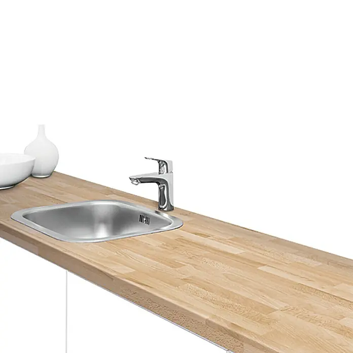 Resopal Basic Küchenarbeitsplatte nach Maß - Beech Board, Stärke: 3,8 cm, Breite: 90 cm - Nahaufnahme einer Edelstahlspüle mit Holzarbeitsplatte, ergänzt durch eine elegante Armatur und eine dekorative Vase.