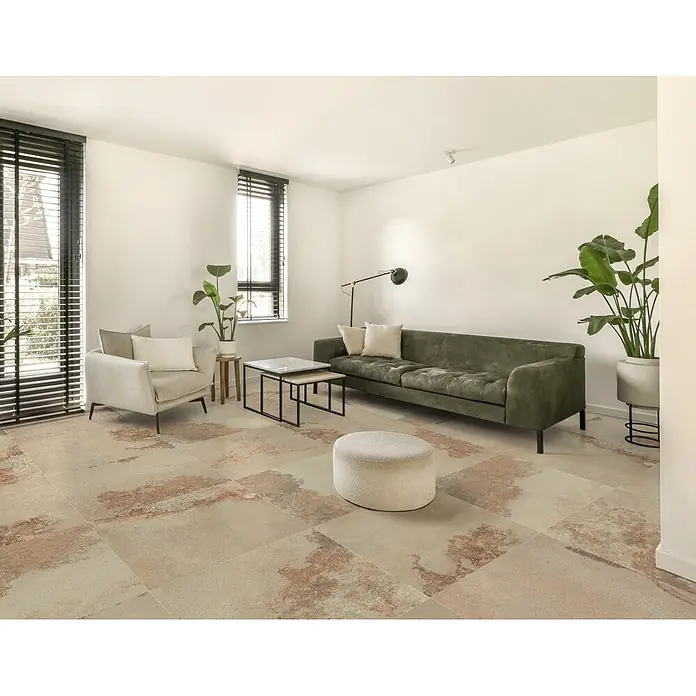 Feinsteinzeugfliese Solterra - 60 x 60 cm, Beige, Matt - Rustikale beige-braun gemusterte Bodenfliesen in einem modernen Wohnzimmer.