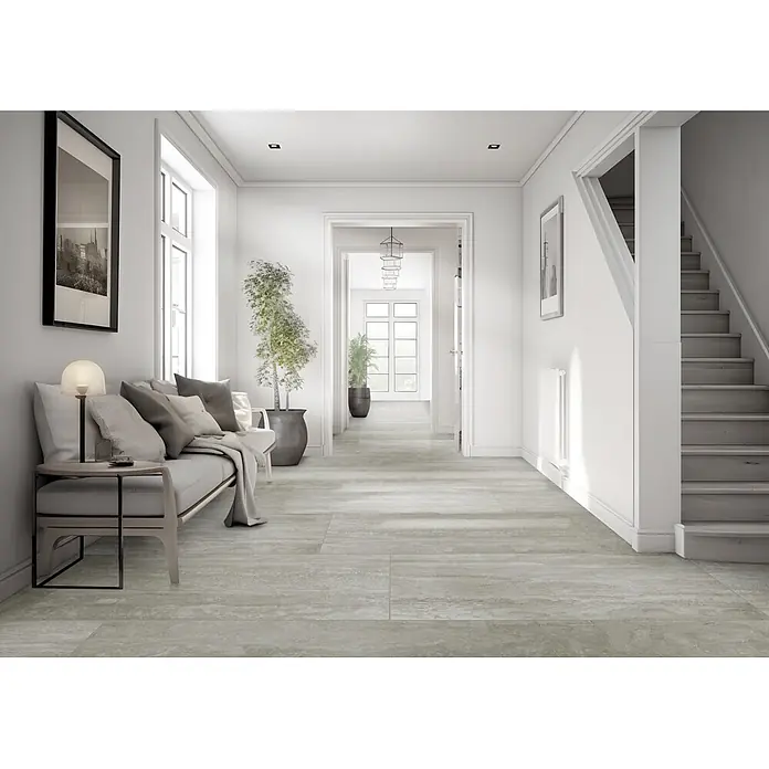 Feinsteinzeugfliese Trenova - 120 x 60 cm, Grigio, Matt - Helle grau-beige Fliesen in Steinoptik in einem modernen Flur mit Sitzbereich und Treppe.