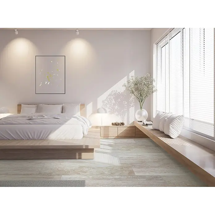 Feinsteinzeugfliese Trenova - 120 x 60 cm, Crema, Matt - Minimalistisches Schlafzimmer mit hellem Holz-Bettrahmen, passender Fensterbank und hellem Boden, in natürliches Licht getaucht.