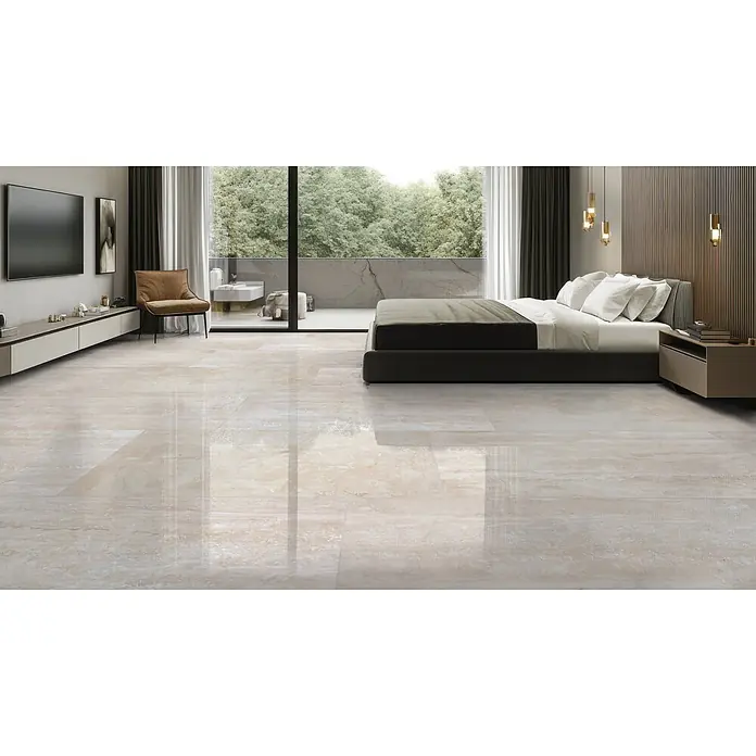 Feinsteinzeugfliese Trenova - 120 x 60 cm, Crema, Glänzend - Helle, glänzende beige-cremefarbene Bodenfliesen in Natursteinoptik in einem modernen Schlafzimmer, das Umgebungslicht reflektiert.