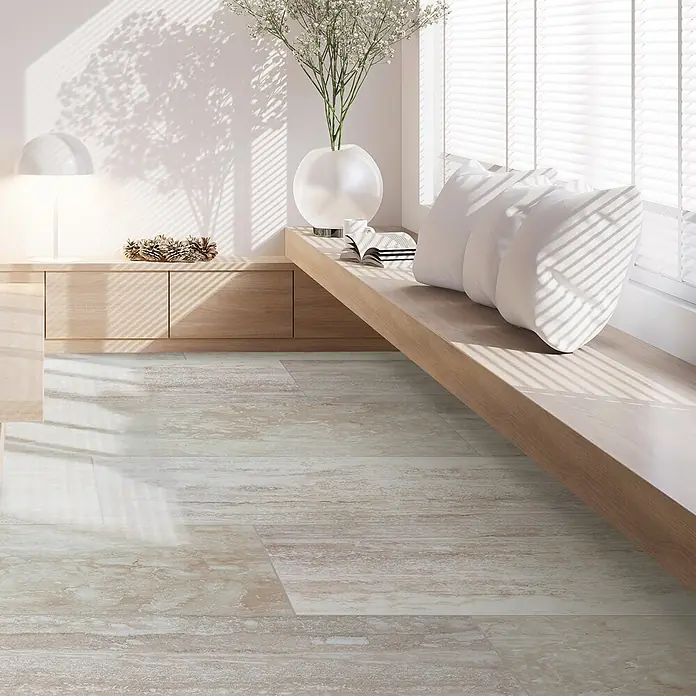 Feinsteinzeugfliese Trenova - 120 x 60 cm, Crema, Matt - Helle, beigefarbene Bodenfliesen in Steinoptik in einem modernen Wohnraum mit Holzmöbeln und Tageslicht.