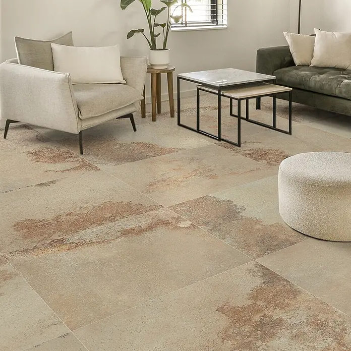 Feinsteinzeugfliese Solterra - 60 x 60 cm, Beige, Matt - Große, rustikale Bodenfliesen in erdigen Beige- und Rostbrauntönen in einem modernen Wohnzimmer, die zu zeitgenössischen Möbeln passen.