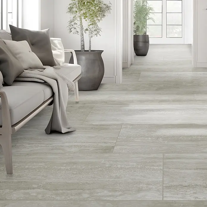 Feinsteinzeugfliese Trenova - 120 x 60 cm, Grigio, Matt - Hellgrauer strukturierter Bodenbelag erstreckt sich durch einen hellen Innenraum, schafft eine moderne Basis.