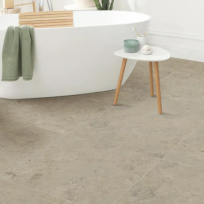Feinsteinzeugfliese Fossil - 60 x 60 cm, Natur, Matt - Hellbeige Fliesen in Steinoptik mit natürlichen Variationen, als Badezimmerboden in einer modernen Umgebung verlegt.
