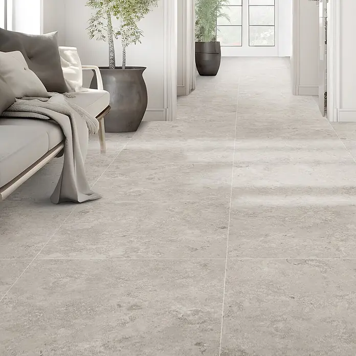 Feinsteinzeugfliese Fossil - 60 x 60 cm, Kalk, Matt - Große, hellgraue Steinoptik-Bodenfliesen, die einen hellen, strukturierten Boden in einem modernen Interieur bilden.