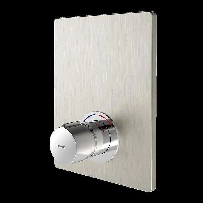 KWC Waschbecken KWC -  - Gebürsteter Metall-Thermostat-Duschmischer mit einem runden Griff und rot/blauen Temperaturanzeigen.