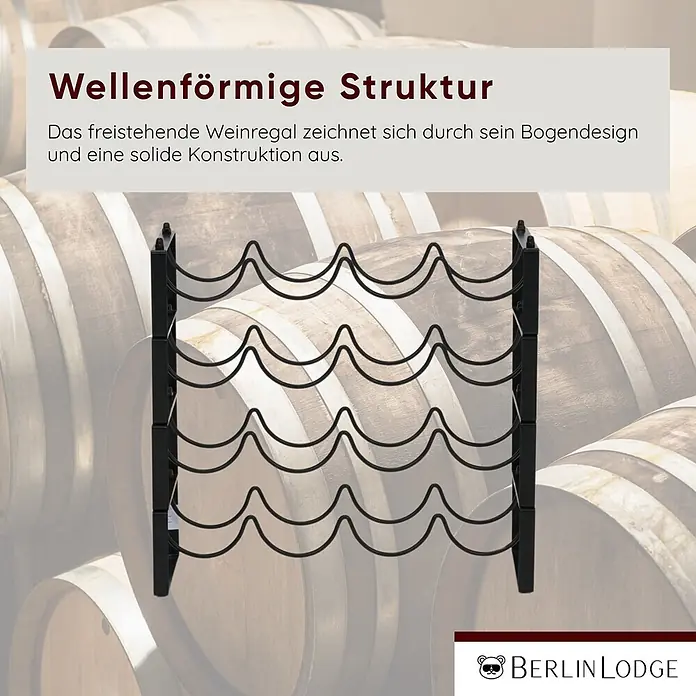 Berlinlodge Flaschenregal Weinregal Barossa Modular 40x43,5x17 cm 12 Flaschen Schwarz - Metall, Anzahl Böden: 3 Stk. - Schwarzes freistehendes Weinregal aus Metall mit wellenförmigem Bogendesign, vor Weinfässern.