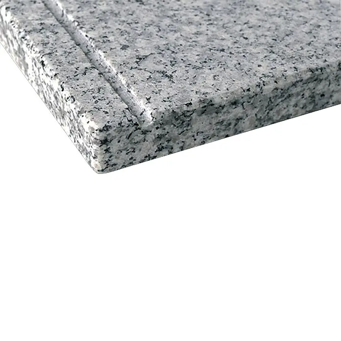 Fensterbank Bianco Cordo - 101 x 25 x 2 cm, Grau, Naturstein - Nahaufnahme einer grauen Granit-Schneidebrett-Ecke mit Saftrille, ideal für die Küchenarbeitsfläche.
