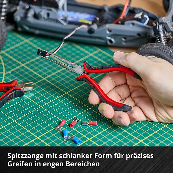 Einhell Werkzeugsatz-Einlage E-Case Feinmechaniker Zangen - 8 -tlg. - Hand hält rot-schwarze Spitzzange, die einen kleinen Elektronikstecker greift, für präzise Arbeiten.