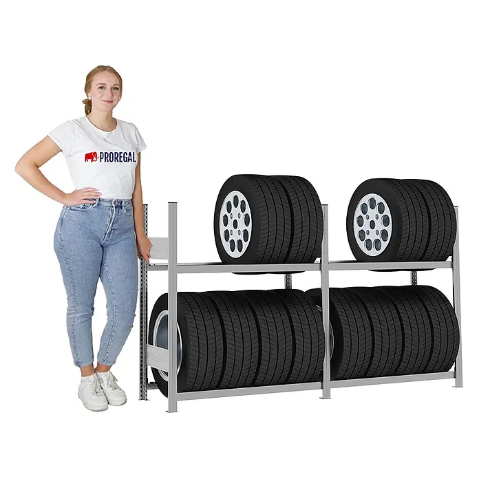 Proregal Reifenregal TIRE PRO - H x B x T: 115 x 200 x 43 cm, Stecken, Verzinkt - Graues Metallreifenregal mit zwei Ebenen, voll mit Reifen. Eine Frau daneben zur Größenangabe.