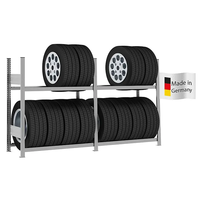 Proregal Reifenregal TIRE PRO - H x B x T: 115 x 200 x 43 cm, Stecken, Verzinkt - Mehrere neue Autoreifen mit silbernen Felgen auf einem grauen zweistufigen Metallregal. Ein Etikett sagt „Made in Germany“.