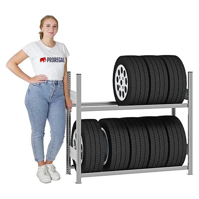 Proregal Reifenregal TIRE PRO - H x B x T: 115 x 130 x 43 cm, Stecken, Verzinkt - Zweietagiges Metall-Reifenregal mit Autoreifen und einer Person als Größenvergleich.