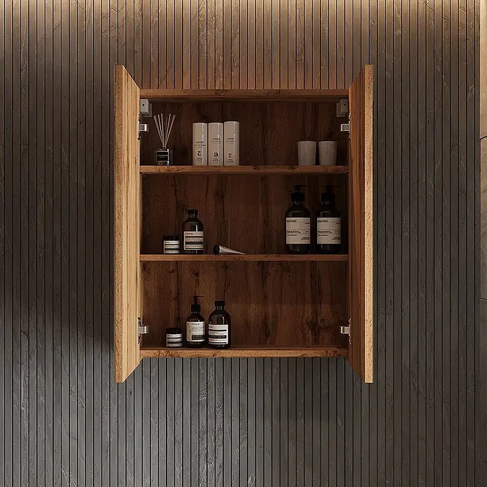 Vicco Spiegelschrank - Sonstiges, Eiche - Wandmontierter Badschrank aus Holz in dunkler Holzoptik, mit zwei offenen Türen, die Innenfächer mit Toilettenartikeln zeigen.