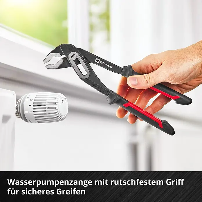 Einhell Werkzeugsatz-Einlage E-Case Zangen - 9 -tlg. - Eine Hand hält eine schwarz-rote Wasserpumpenzange mit rutschfestem Griff, bereit, einen weißen Heizkörperthermostat einzustellen.