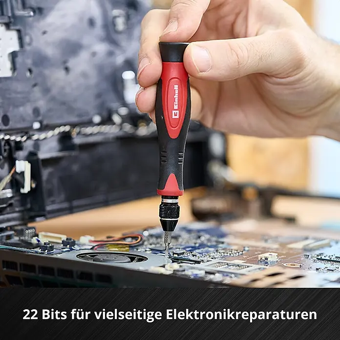 Einhell Werkzeugkoffer E-Case Hobby - 153 -tlg. - Hand benutzt einen rot-schwarzen Präzisionsschraubendreher zur Reparatur einer Elektronikplatine, Teil eines vielseitigen 22-Bit-Sets.