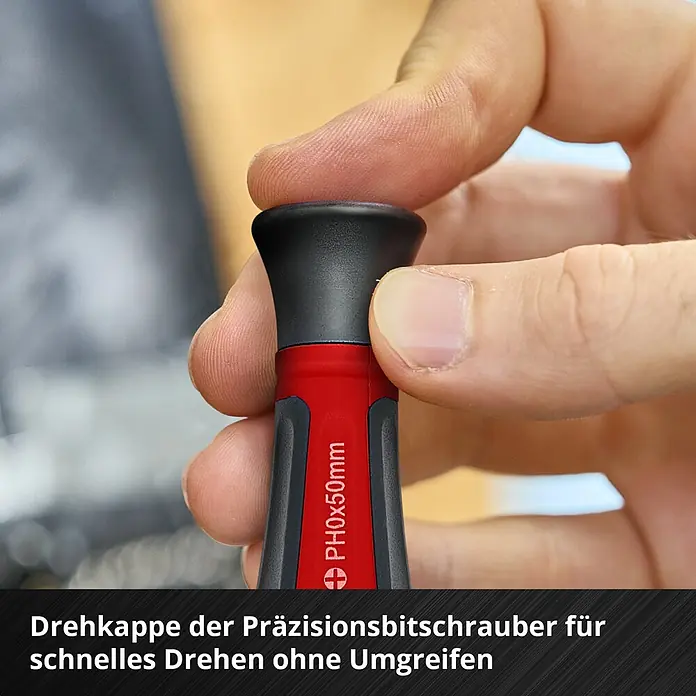 Einhell Werkzeugsatz-Einlage E-Case Schraubendreher - 17 -tlg. - Eine Hand hält einen rot-schwarzen Präzisionsschraubendreher. Die schwarze Drehkappe ermöglicht schnelles, durchgängiges Drehen.